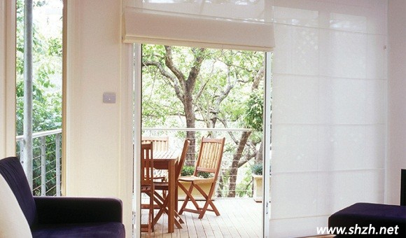 客廳陽臺卷簾隔斷設(shè)計