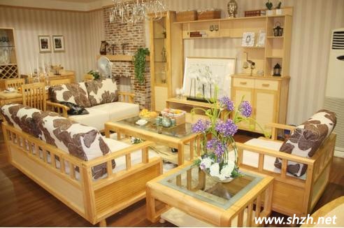 簡(jiǎn)潔大方舒適的實(shí)木與布藝結(jié)合沙發(fā)